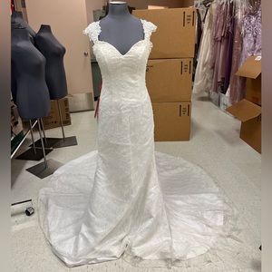 Brand new with tags, never worn, stunning dress